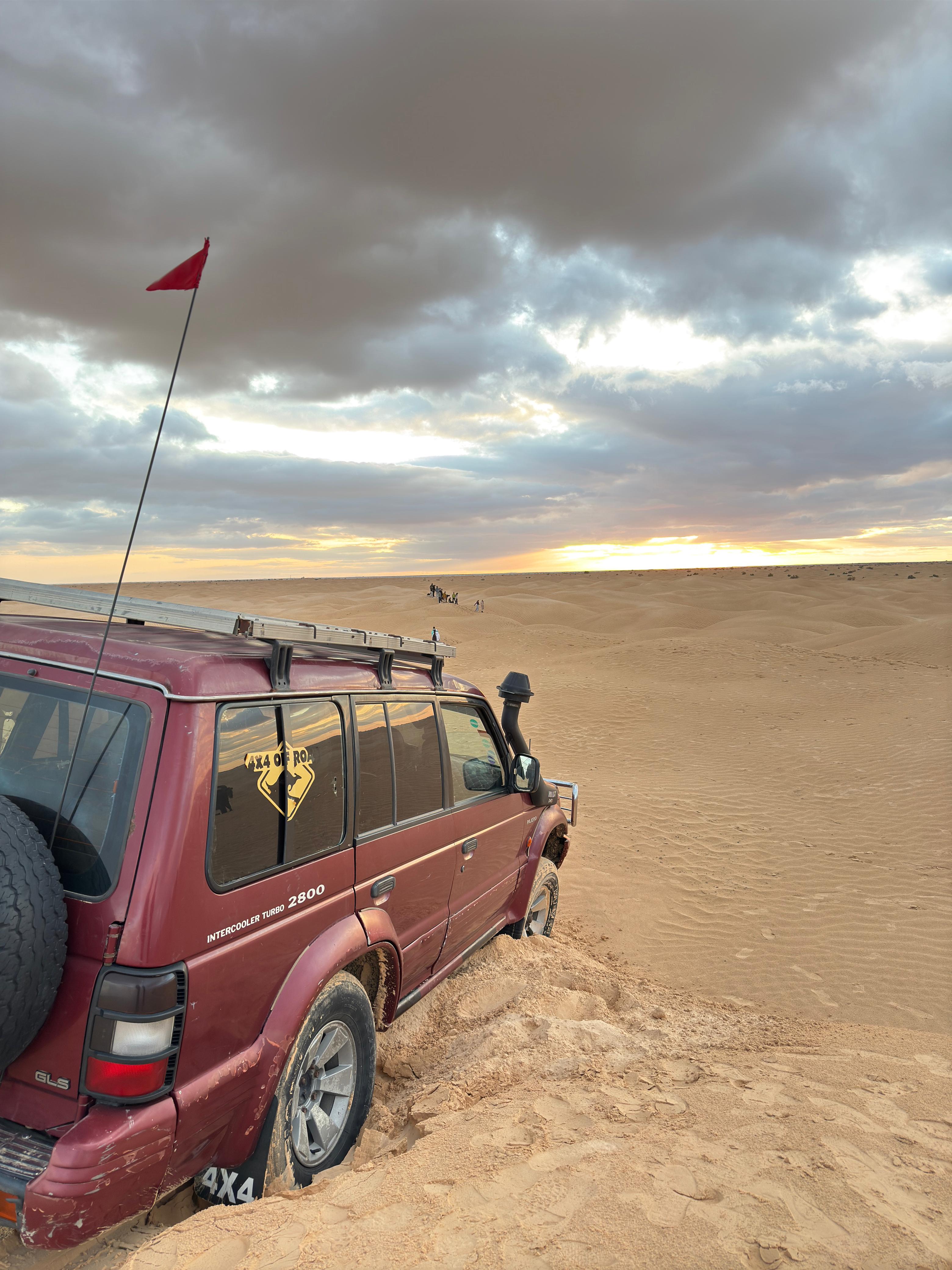 Quad et 4x4 dans les dunes du Sahara tunisien